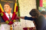 Allu Arjun in Bengaluru, Puneeth Rajkumar Allu Arjun, allu arjun visits puneeth rajkumar s family, Puneeth rajkumar